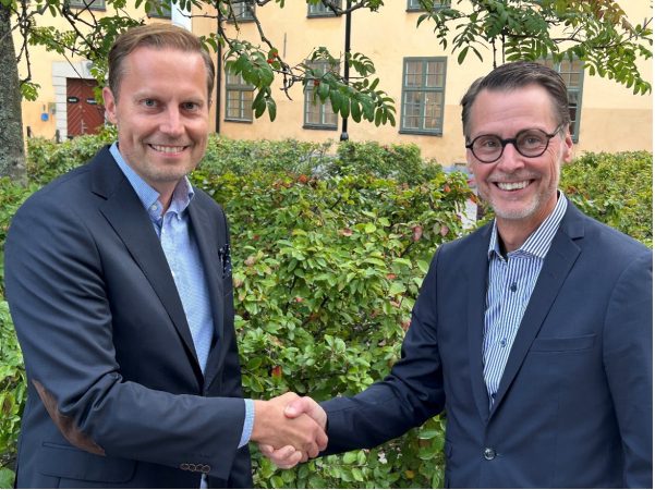 Niklas Lindberg shakes hands with Carl-Otto Ohlsson
